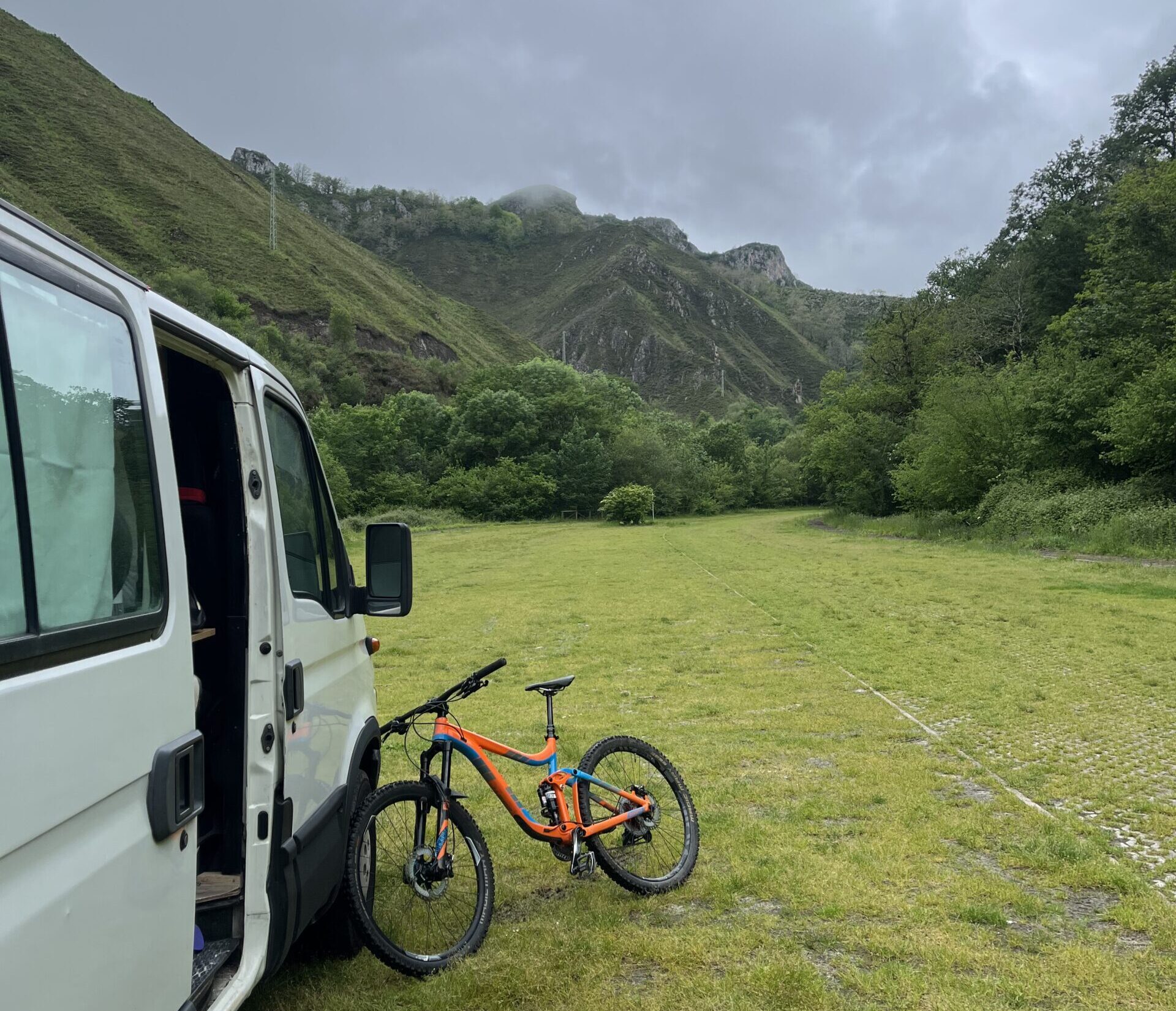 Bicicleta de montaña preparada para una ruta a medida