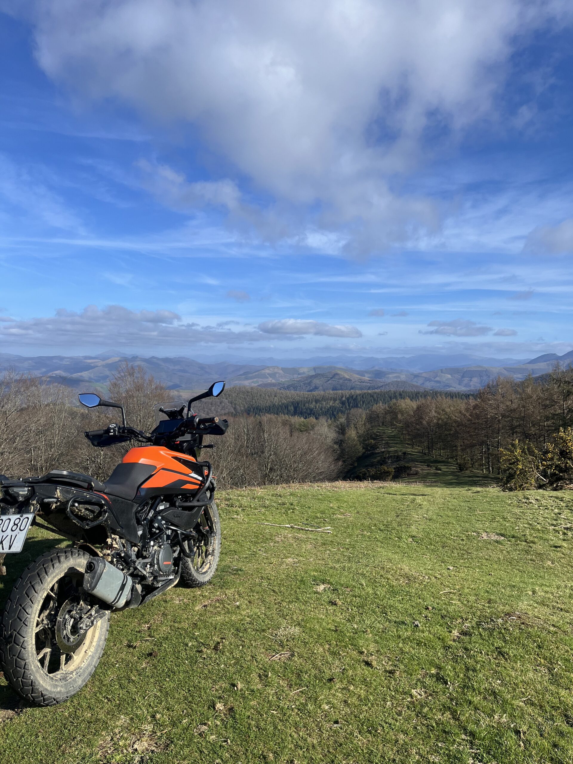 Moto trail KTM con panorámica de montañas del País Vasco